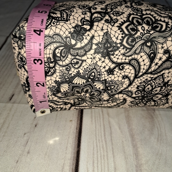 Vince Camuto Cosmetic Makeup Toiletry Travel Bag Pouch Lace Look - Picture 9 of 9